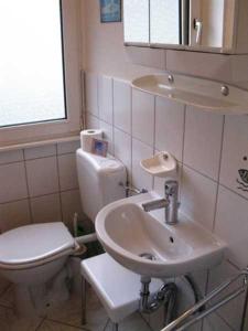 bagno con servizi igienici e lavandino di STR90b Haus Diana a Niendorf