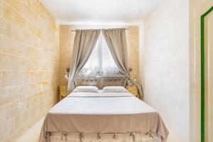 - une chambre avec un lit et une fenêtre dans l'établissement Tenuta Anna by BarbarHouse, à Avetrana