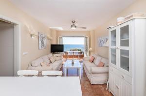 een woonkamer met een bank en een tafel bij Bhost - The King in Fuengirola
