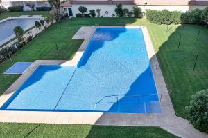 een uitzicht over een zwembad in een tuin bij Bhost - The King in Fuengirola