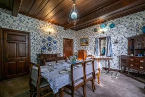 Billede fra billedgalleriet på Northwood Cottage by VEO - 3BR Vinatge Interiors 120 years old Heritage Villa with inhouse cook i Shimla