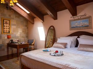 Ein Bett oder Betten in einem Zimmer der Unterkunft The Pucic Palace