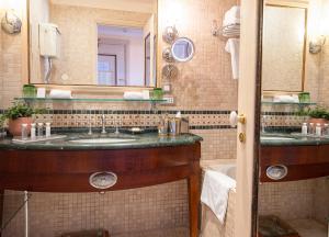 Ein Badezimmer in der Unterkunft The Pucic Palace