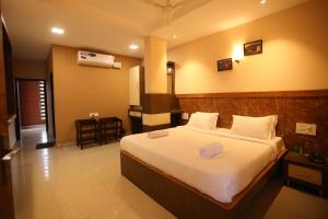 Un dormitorio con una cama grande en una habitación. en HOTEL SOUTHERN HERITAGE, en Udupi