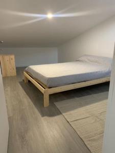 ein Schlafzimmer mit einem Bett in einem Zimmer in der Unterkunft Cantinho de Vale Maior in Penacova