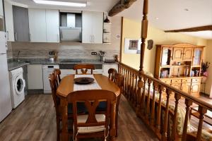 een keuken en eetkamer met een tafel en stoelen bij El Triskel de Chumbea, alojamiento excepcional con maravillosas vistas a 5km de Béjar in Navalmoral de Béjar