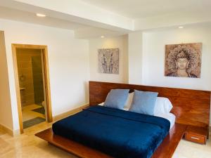 Postel nebo postele na pokoji v ubytování Beachfront penthouse - Amar'e Aparthotel & Spa