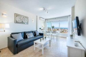 Televízia a/alebo spoločenská miestnosť v ubytovaní 797 Holiday Rentals- Espectacular piso con vista al mar y al puerto