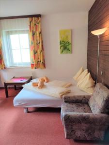 een hotelkamer met een bed en een bank bij Huberhof 4 by Alpenidyll Apartments in Schladming