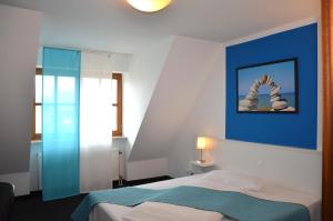 Postel nebo postele na pokoji v ubytování Hotel zum Brunnen