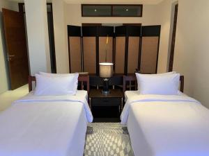 Łóżko lub łóżka w pokoju w obiekcie Sun Set Sea View 4 Bed Villa with Infinity Pool