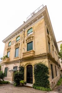 un edificio giallo con porta e finestre di Grifeo - Quiet and Relaxing Flat on Panoramic Route a Napoli