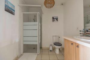 a bathroom with a toilet and a sink at Nagaya - Petit nid avec terrasse à 100m du bassin in La Teste-de-Buch