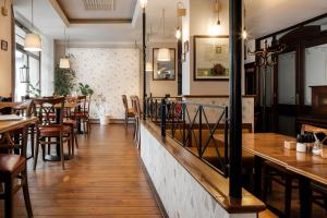 弗爾赫拉比的住宿－根多爾夫酒店，一间带木桌椅的餐厅和一间酒吧