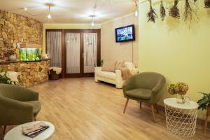 Televízia a/alebo spoločenská miestnosť v ubytovaní Wellness Hotel Gendorf