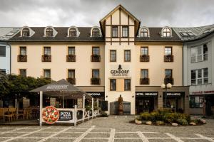 un grand bâtiment bien exposé avec un pizzaasyasyasyasy dans l'établissement Hotel Gendorf, à Vrchlabí