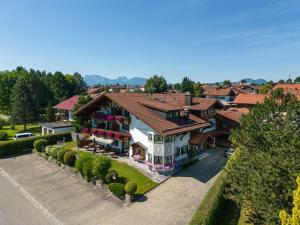 an overhead view of a house with at Landhaus Grobert in Seeg