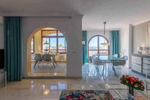 Posezení v ubytování 797 Holiday Rentals -Lujoso Atico duplex en el centro de Benalmadena