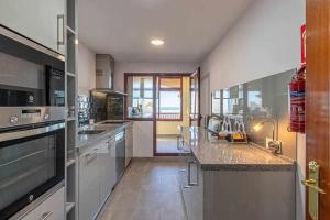 Kuchyň nebo kuchyňský kout v ubytování 797 Holiday Rentals -Lujoso Atico duplex en el centro de Benalmadena