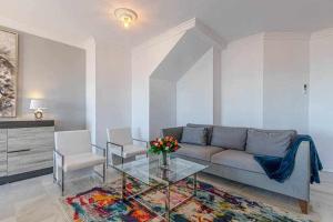 Posezení v ubytování 797 Holiday Rentals -Lujoso Atico duplex en el centro de Benalmadena
