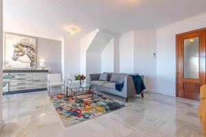Kuchyň nebo kuchyňský kout v ubytování 797 Holiday Rentals -Lujoso Atico duplex en el centro de Benalmadena