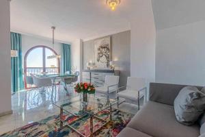 Posezení v ubytování 797 Holiday Rentals -Lujoso Atico duplex en el centro de Benalmadena