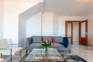 Posezení v ubytování 797 Holiday Rentals -Lujoso Atico duplex en el centro de Benalmadena
