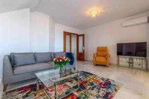Posezení v ubytování 797 Holiday Rentals -Lujoso Atico duplex en el centro de Benalmadena