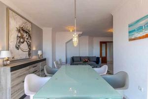 Posezení v ubytování 797 Holiday Rentals -Lujoso Atico duplex en el centro de Benalmadena