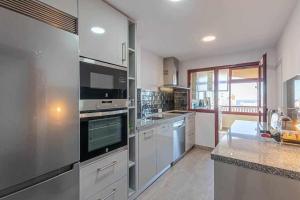Kuchyň nebo kuchyňský kout v ubytování 797 Holiday Rentals -Lujoso Atico duplex en el centro de Benalmadena