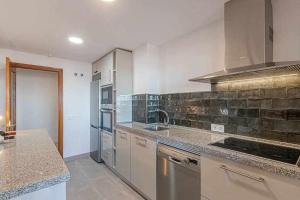 Kuchyň nebo kuchyňský kout v ubytování 797 Holiday Rentals -Lujoso Atico duplex en el centro de Benalmadena
