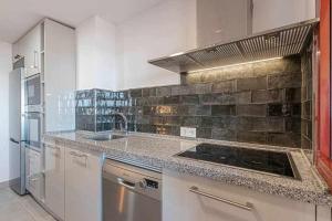 Kuchyň nebo kuchyňský kout v ubytování 797 Holiday Rentals -Lujoso Atico duplex en el centro de Benalmadena