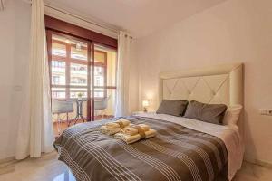 Postel nebo postele na pokoji v ubytování 797 Holiday Rentals -Lujoso Atico duplex en el centro de Benalmadena