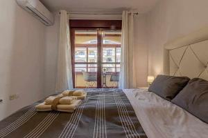 Postel nebo postele na pokoji v ubytování 797 Holiday Rentals -Lujoso Atico duplex en el centro de Benalmadena