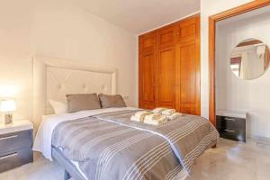 Postel nebo postele na pokoji v ubytování 797 Holiday Rentals -Lujoso Atico duplex en el centro de Benalmadena