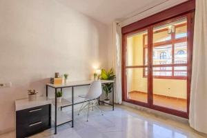 Kuchyň nebo kuchyňský kout v ubytování 797 Holiday Rentals -Lujoso Atico duplex en el centro de Benalmadena