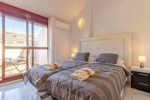Postel nebo postele na pokoji v ubytování 797 Holiday Rentals -Lujoso Atico duplex en el centro de Benalmadena