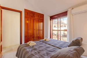 Postel nebo postele na pokoji v ubytování 797 Holiday Rentals -Lujoso Atico duplex en el centro de Benalmadena