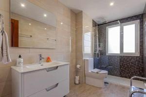 Koupelna v ubytování 797 Holiday Rentals -Lujoso Atico duplex en el centro de Benalmadena