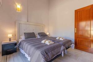 Postel nebo postele na pokoji v ubytování 797 Holiday Rentals -Lujoso Atico duplex en el centro de Benalmadena