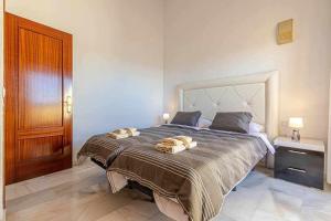 Postel nebo postele na pokoji v ubytování 797 Holiday Rentals -Lujoso Atico duplex en el centro de Benalmadena