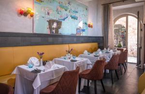 Ein Restaurant oder anderes Speiselokal in der Unterkunft The Pucic Palace 