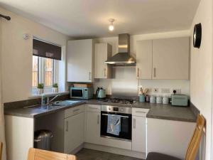 Köök või kööginurk majutusasutuses Modern 2 bed nestled in the Abergavenny hills