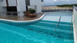 una piscina en medio del agua en Flat Barra Home Stay, 307. Conforto e natureza., en Recife