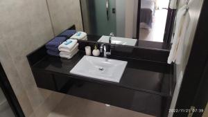 累西腓Flat Barra Home Stay, 307. Conforto e natureza.的带水槽和镜子的浴室柜台 更多13张照片