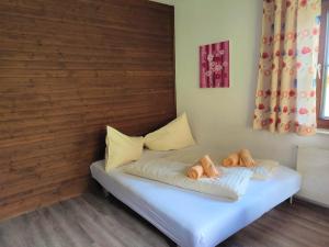 1 cama con 2 almohadas en una habitación en Huberhof 7 by Alpenidyll Apartments en Schladming