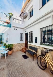 una bicicleta estacionada frente a un edificio en Casita 10 Málaga, holiday home with roof terrace, en Málaga