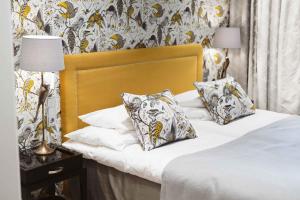 een slaapkamer met een bed met 2 kussens erop bij Hotel Bastian in Helsinki