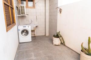 a bathroom with a washing machine and a sink at Departamento Serena in San Juan