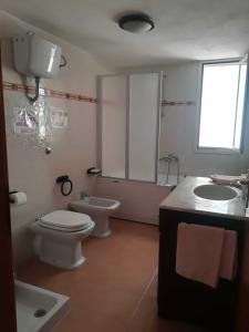 een badkamer met een toilet en een wastafel bij La Casa Del Peperoncino Rosso in Quartu SantʼElena